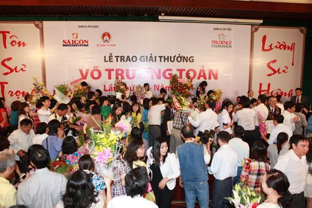 Sân khấu ngập tràn người mang hoa đến chúc mừng thầy cô