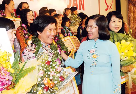 Phó Bí thư Thành ủy TPHCM Nguyễn Thị Thu Hà chúc mừng các nhà giáo được nhận giải thưởng Võ Trường Toản năm 2011. Ảnh: M.Hải