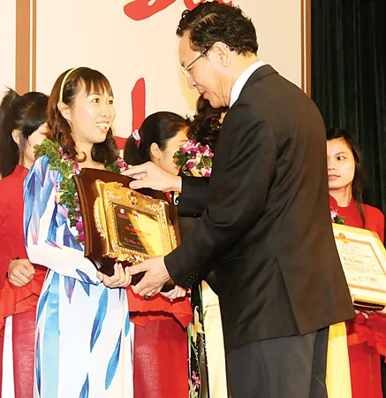 Bộ trưởng Bộ GD-ĐT Phạm Vũ Luận trao tặng phẩm cho các giáo viên được nhận giải thưởng Võ Trường Toản năm 2011. Ảnh: Mai Hải