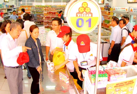 Mua sữa hộp sản xuất trong nước tại một cửa hàng Vissan ở huyện Hóc Môn. Ảnh: Thanh Tâm