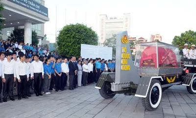 Đông đảo thanh niên TPHCM tiễn đưa đồng chí Võ Trần Chí về nơi an nghỉ cuối cùng.
