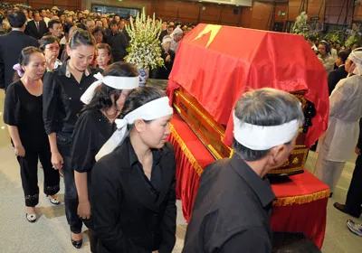 Gia đình và người thân tiễn biệt đồng chí Võ Trần Chí.