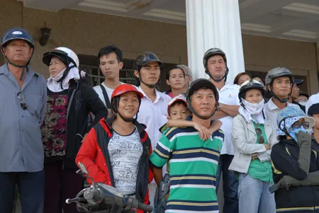 Người dân háo hức đến xem lễ thông xe hầm Thủ Thiêm. Ảnh: CAO THĂNG