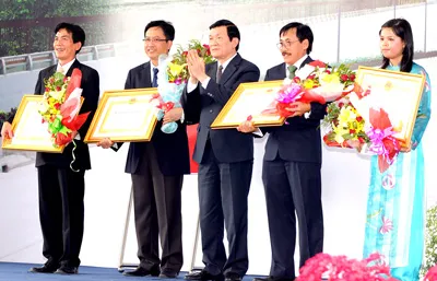 Chủ tịch nước Trương Tấn Sang trao tặng Huân chương Lao động cho các tập thể, cá nhân có thành tích xuất sắc trong việc xây dựng hầm Thủ Thiêm. Ảnh: VIỆT DŨNG