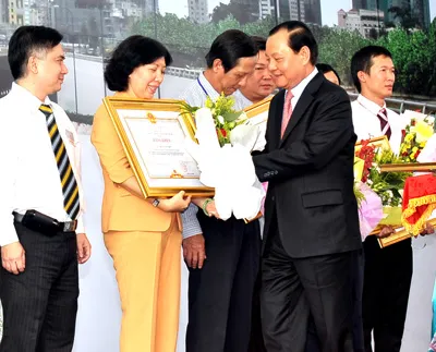 Bí thư Thành ủy TPHCM Lê Thanh Hải tặng bằng khen cho các tập thể, cá nhân có thành tích xuất sắc trong việc xây dựng hầm Thủ Thiêm.
