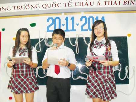 Học sinh Lê Nguyễn Quỳnh Anh (bìa phải) trên sân khấu
