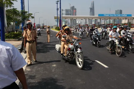 Lực lượng cảnh sát giao thông túc trực để đảm bảo trật tự giao thông. Ảnh: TRẦN THANH