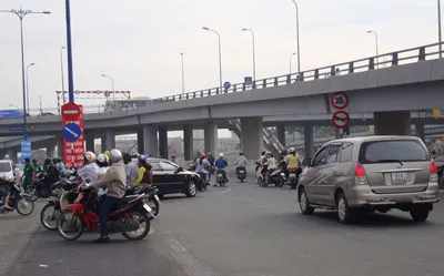 Nhiều người quay xe khi thấy bảng cấm làm giao thông lộn xộn. Ảnh: QUỐC HÙNG