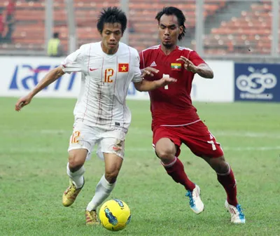 Văn Quyết (trái) và đồng đội tiếp tục có một trận đấu đầy thất vọng trước U23 Myanmar. Ảnh: TTX