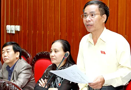 Đại biểu Nguyễn Văn Hiến (Bà Rịa - Vũng Tàu) phát biểu tại hội trường. Ảnh: Phan Trung