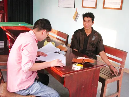 Đối tượng Trần Văn Tuân (phải) tại cơ quan công an. Ảnh: Nguyên Khôi