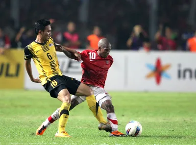 Malaysia (trái) vượt qua Indonesia ngay trên“chảo lửa Bung Karno” để đăng quang lần thứ 2 liên tiếp.