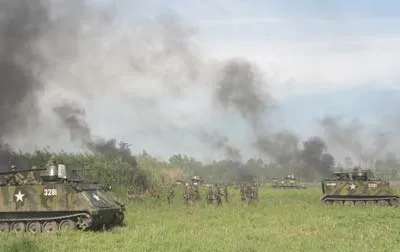 Cảnh xe thiết giáp ngụy đi càn - 6 xe thiết giáp M113 của Trung đoàn tăng thiết giáp 416 QK9 được điều động tham gia đóng phim