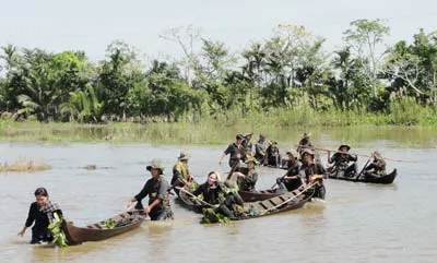 Các diễn viên trong những vai thanh niên xung phong hoạt động trên tuyến đường 1C trong một cảnh chèo thuyền
