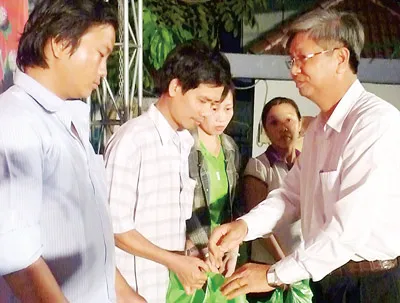 Lãnh đạo quận Bình Tân tặng quà công nhân nghèo ở xóm trọ.