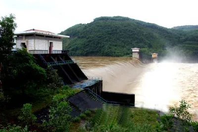 Miền Trung: Mưa lũ chia cắt nhiều nơi