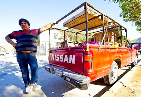 Một thời gian sau, Darío Segovia phải đi bán rau củ để kiếm sống.