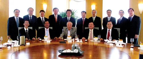 Lãnh đạo Ngân hàng Phương Nam đến thăm và làm việc tại Hội sở UOB – Singapore Hàng ngồi:- Ông Wee Cho Yaw - Chủ tịch tập đoàn Ngân hàng UOB (chính giữa);- Ông Mạch Thiệu Đức - Chủ tịch HĐQT Ngân hàng Phương Nam (thứ 2 từ phải sang);- Ông Trầm Bê - P. Chủ Tịch HĐQT Ngân hàng Phương Nam (thứ 2 từ trái sang);- Ông See Chin Thye - thành viên HĐQT Ngân hàng Phương Nam (ngoài cùng bên trái);- Ông Phan Huy Khang - TGĐ Ngân hàng Phương Nam (ngoài cùng bên phải); Hàng đứng (từ trái sang):- Ông Nguyễn Huy Cường - P. Chủ tịch kiêm P. TGĐ Ngân hàng UOB - Chi nhánh TPHCM (thứ nhất);- Ông Francis Lee - P.Chủ tịch điều hành tối cao - phụ trách dịch vụ ngân hàng bán lẻ của Tập đoàn UOB (thứ hai);- Ông Thng Tien Tat - P. Chủ tịch thứ nhất - Giám đốc khu vực Việt Nam và Myanmar (thứ 6);