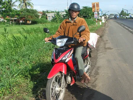 Dù có "bàn chân voi" nhưng anh Tài vẫn điều khiển xe gắn máy bình thường