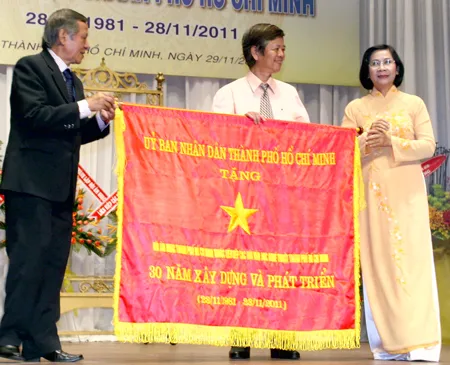 UV TƯ Đảng, Phó Bí thư Thành ủy TPHCM Nguyễn Thị Thu Hà trao tặng cờ truyền thống cho Hội Âm nhạc TPHCM.
