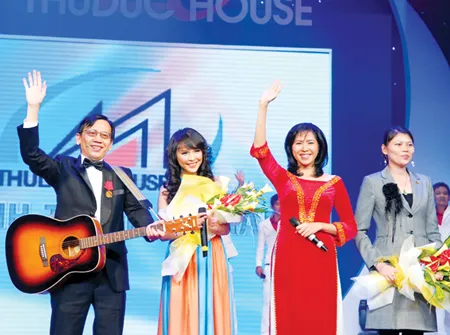 Nhạc sĩ Lê Chí Hiếu trong một chương trình giao lưu âm nhạc