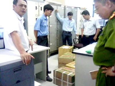 Cơ quan điều tra đang khám xét và niêm phong các tài liệu liên quan tại Trung tâm Hỗ trợ xã hội TPHCM.