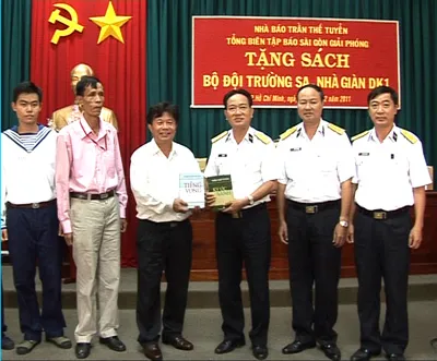 Tổng Biên tập Báo SGGP Trần Thế Tuyển tặng sách cho bộ đội Trường Sa ảnh 2