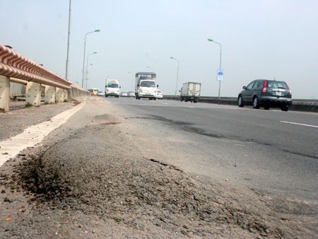 Cracks appear on the Thang Long Bridge
