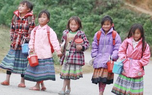 Children wrapped in warm clothing go to school in Pha Long Commune in Muong Khuong District of Lao Cai Province on December 1 (Photo: Tuoi Tre)
