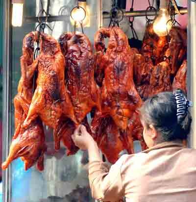 Unsafe and unhygienic dead carcasses of animals turn up as roast food on city streets ( Photo: Sai Gon Giai Phong)