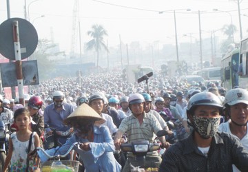 Traffic congestion on Binh Trieu Bridge in HCMC (Photo: Phap Luat)