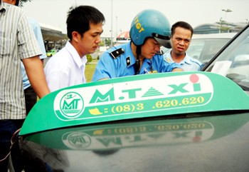 Inspectors from the Ministry of Transport conducting checks of cabs at Tan Son Nhat International Airport in HCMC (Photo: SGGP)