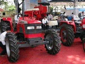 Machines are displayed at the Vietnam International Agriculture Fair 2011 (Photo: nhandan.com.vn)