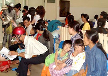 Parents and their children troubled by the recent heat wave crowd the waiting rooms at a hopsital (File photo)