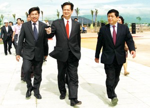 Vietnamese Prime Minister Nguyen Tan Dung (C) visits a resort project in Phan Rang-Thap Cham, Ninh Thuan Province on December 10, 2011