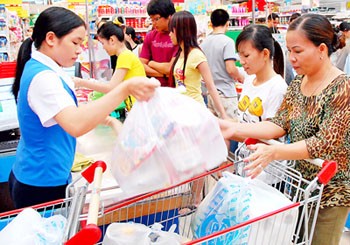 Plastic bags will be taxed 150 percent from January 1 next year (Photo: SGGP)