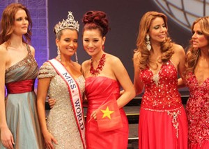 2011 Mrs. World April Lufriu (with crown) and Vietnam’s Nguyen Thi Thu Huong (C)