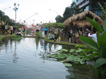 (File) Nguyen Hue Flower Street is decorated with small scenes of Vietnamese countryside, such as lakes, fields, and peace village (Photo: KK)