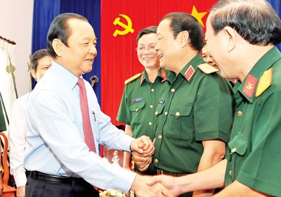 Political Bureau member cum City Party Secretary Le Thanh Hai (L) visits army units in Ho Chi Minh City)