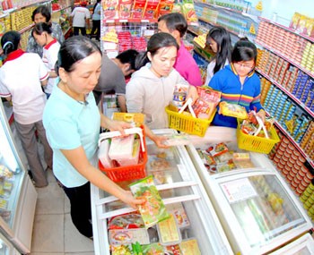 Consumers prefer buying subsidized processed foods in stores (Photo: SGGP)
