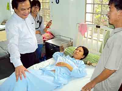 Professor Bui Duc Phu (L) examining Tu at Can Tho General Hospital ( Photo: SGGP)
