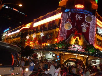 Christmas, New Year atmosphere pervades the city's business center. (Photo:KK)