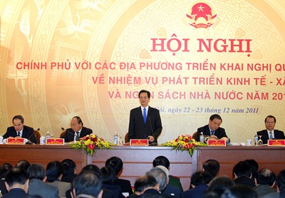 Prime Minister Nguyen Tan Dung (C) addresses the cabinet meeting (Photo: Government website)