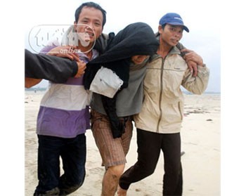 Local residents help one of the victims ashore (Photo: Tuoi Tre)
