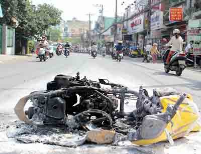 The charred remains of the Yamaha Luvias scooter that caught fire on Sunday (Photo: SGGP)