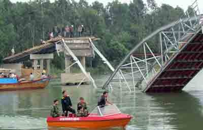 Rescue team searches for missing persons under the collapsed bridge in Binh Son District, Quang Ngai Province (Photo: SGGP)