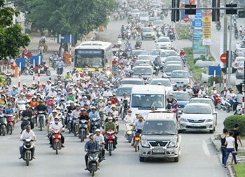 Transport Ministry proposes toll fee for automobiles travelling within city limits during peak hours (Photo: hanoimoi)
