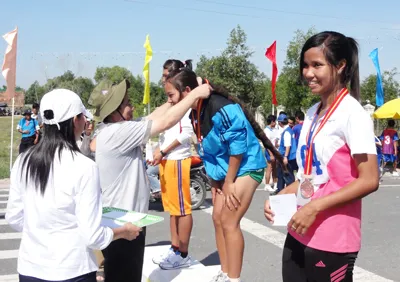 Ông Nguyễn Văn Tấn - Vụ trưởng, Giám đốc Cơ quan đại diện Bộ VHTTDL phía Nam tại TPHCM, Phó Trưởng Ban thường trực BTC trao giải nhất việt dã nữ cho vận động viên Nguyễn Thị Phia (Tây Ninh).