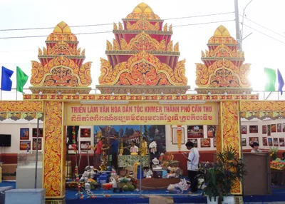 Gian trưng bày triển lãm của tỉnh Cần Thơ đang được hoàn tất để giới thiệu đến khách tham quan