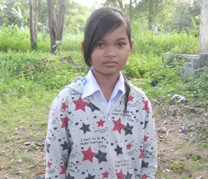 Em Sô Thị Đắng, một trong những em bị ngất xỉu vừa đi học lại